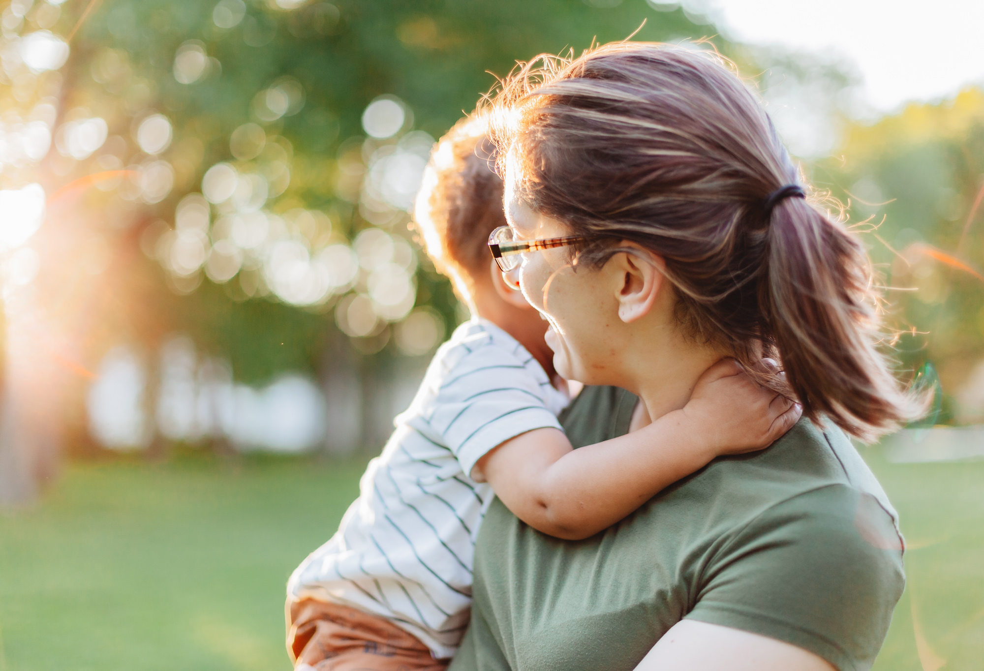 web_woman-and-child-enjoying-a-sunny-afternoon-2026-09-22-19-14-51-utc